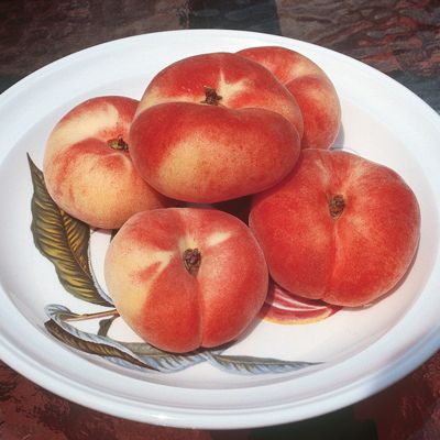View full size image Stark® Saturn Peaches on a plate