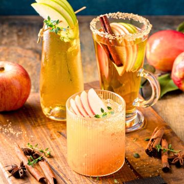 Apple cider in glass with apple slices